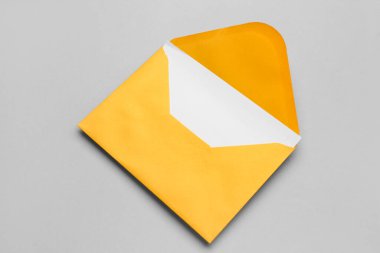 Açık arkaplanlı sarı kağıt zarf