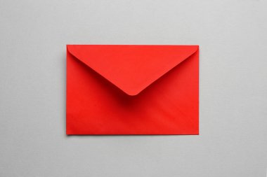 Açık arkaplanda kırmızı kağıt zarf