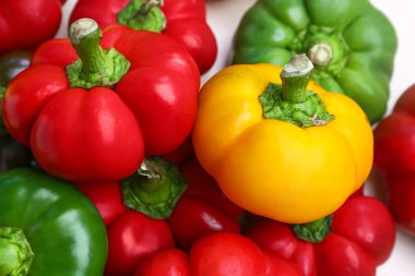 Bir yığın farklı dolma biber, yakın plan.