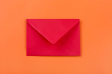 Renk arkaplanındaki kırmızı zarf