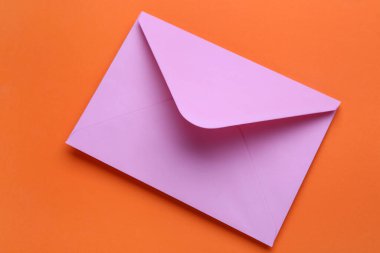 Renk arkaplanındaki pembe zarf