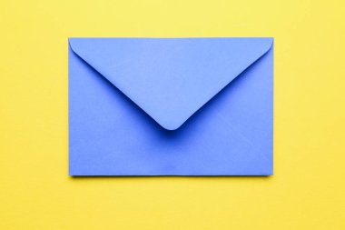 Sarı arkaplanda mavi zarf