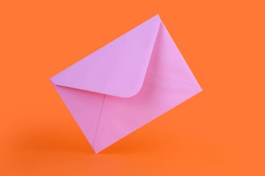 Turuncu arka planda pembe kağıt zarf