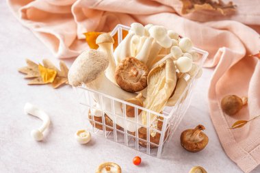 Hafif arka planda taze mantarlı sepet.