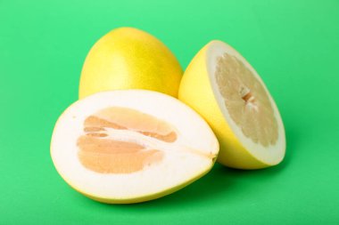 Yeşil arka planda lezzetli aromalı meyveler, yakın plan.