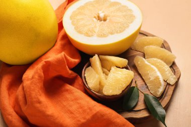 Ahşap tahta tahta tahta, arkaplanda meyve dilimleri ve mutfak havlusu, yakın plan.