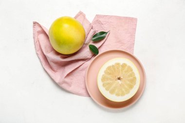 Pembe mutfak havlusu ve arkaplanda meyve aromalı bir tabak.