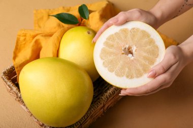 Bej arka planda tatlı aromalı kadın elleri, yakın plan.