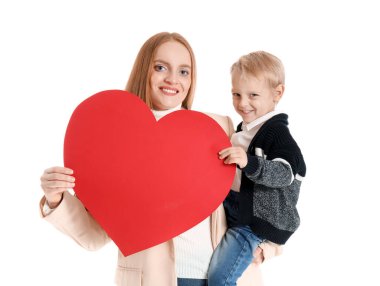 Güzel bir kadın ve beyaz arka planda Sevgililer Günü için kağıt kalpli küçük oğlu.