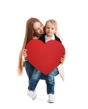 Güzel bir kadın ve beyaz arka planda Sevgililer Günü için kağıt kalpli küçük oğlu.