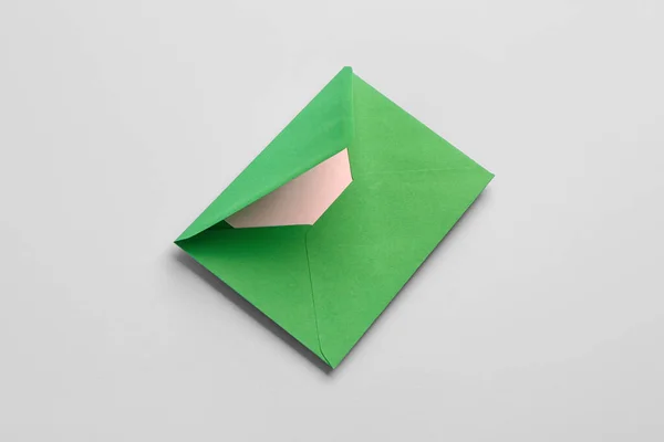 Envelope Verde Sobre Fundo Cinza — Fotografia de Stock
