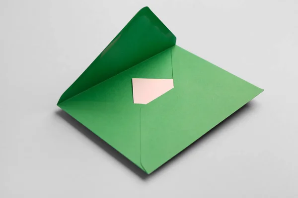 灰色背景的绿色信封 — 图库照片