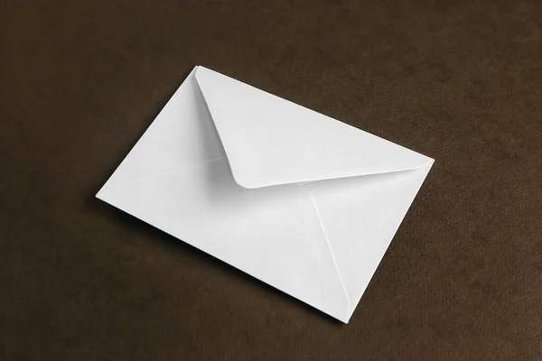 深色背景的白纸信封 — 图库照片