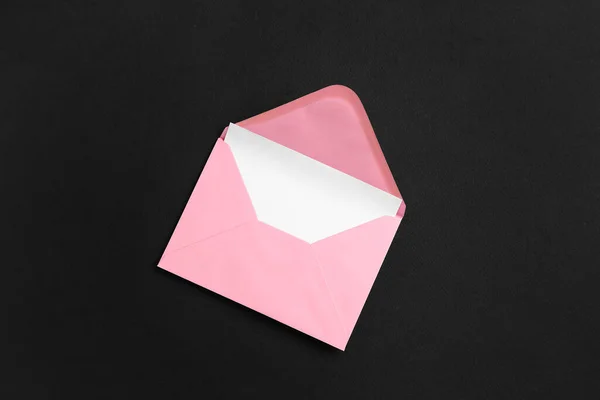 深色底色卡片粉红纸信封 — 图库照片