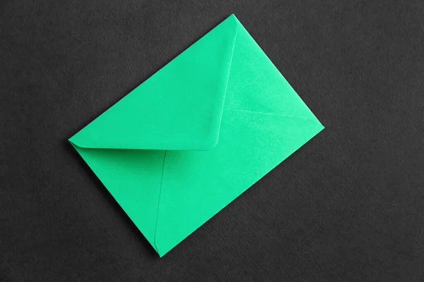 Envelope Papel Verde Sobre Fundo Escuro — Fotografia de Stock