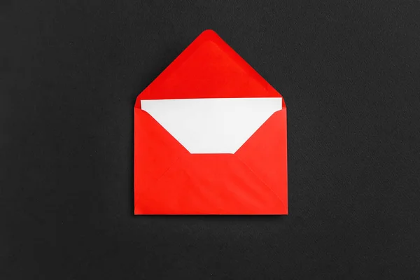 红色纸制信封 底色深色卡片 — 图库照片