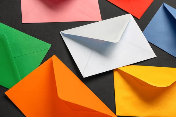 Muitos Envelopes Papel Diferentes Fundo Escuro Close — Fotografia de Stock