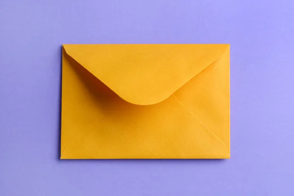 Envelope Papel Amarelo Sobre Fundo Lilás — Fotografia de Stock