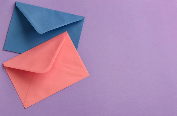 Envelopes Papel Sobre Fundo Lilás — Fotografia de Stock