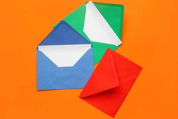 Papieren Enveloppen Met Kaarten Oranje Achtergrond — Stockfoto