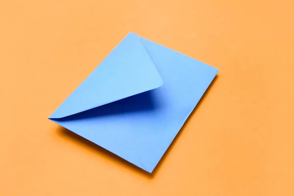 色の背景に青い紙の封筒 — ストック写真