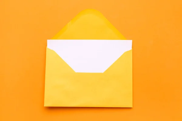 Envelope Amarelo Com Cartão Fundo Cor — Fotografia de Stock