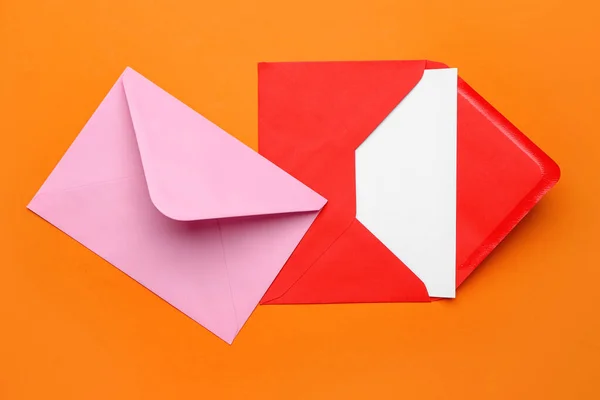 Twee Papieren Enveloppen Kleur Achtergrond — Stockfoto