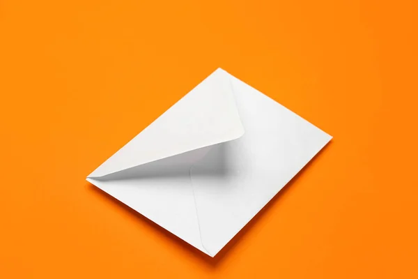 Envelope Papel Branco Sobre Fundo Cor — Fotografia de Stock