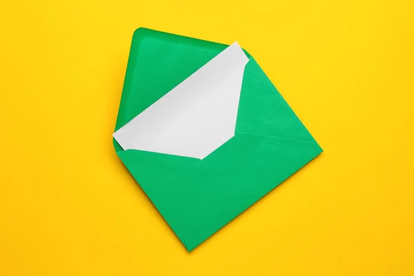 Envelope Verde Com Cartão Fundo Amarelo — Fotografia de Stock