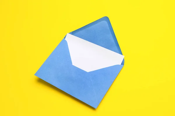 Blauw Papieren Envelop Met Kaart Gele Achtergrond — Stockfoto