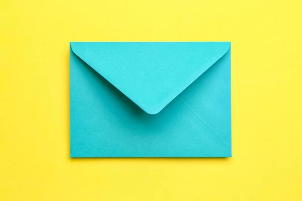 黄色の背景に紙の封筒 — ストック写真