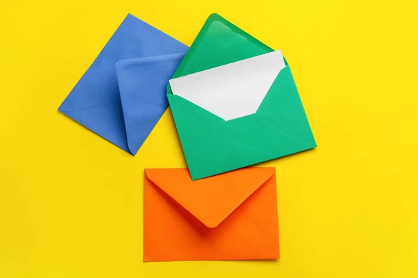 Envelopes Diferentes Fundo Amarelo — Fotografia de Stock