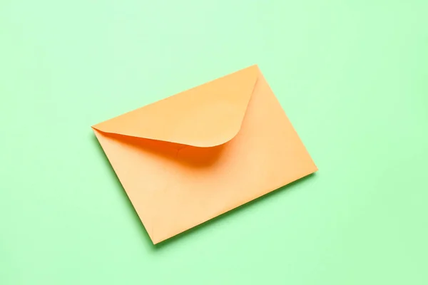 Envelope Papel Amarelo Fundo Verde — Fotografia de Stock