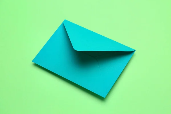 緑の背景に紙の封筒 — ストック写真