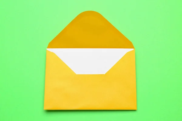 Envelope Papel Amarelo Com Cartão Fundo Verde — Fotografia de Stock