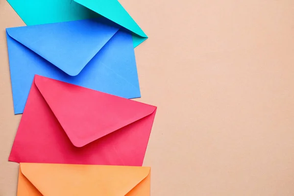 Envelopes Papel Coloridos Sobre Fundo Cor Close — Fotografia de Stock