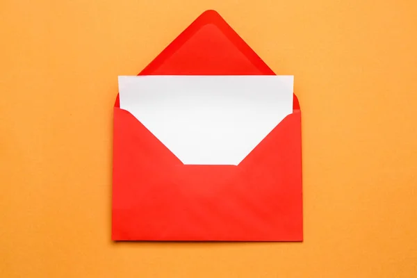 Rode Papieren Envelop Met Kaart Kleur Achtergrond — Stockfoto