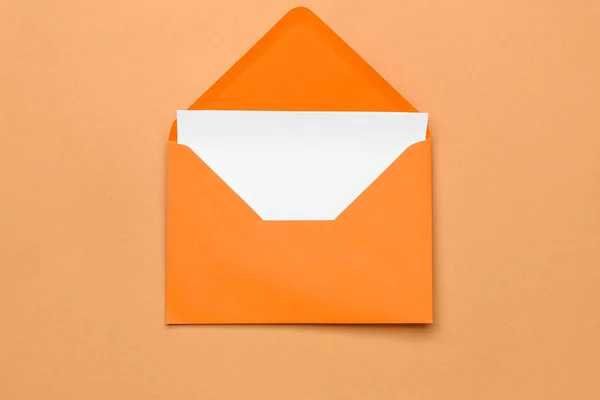 Envelope Papel Laranja Com Cartão Sobre Fundo Cor — Fotografia de Stock