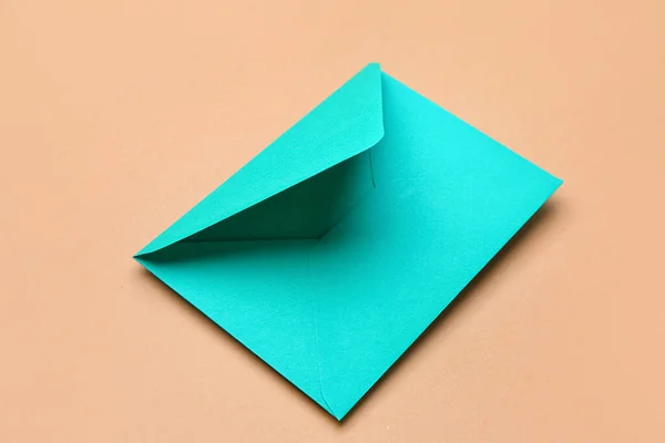 色の背景にカラフルな封筒 — ストック写真