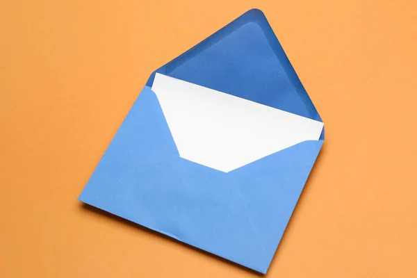 Blauer Umschlag Mit Karte Auf Farbigem Hintergrund — Stockfoto