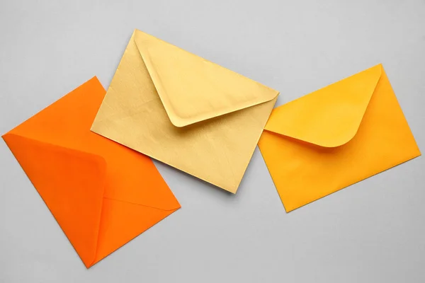 Kleurrijke Papieren Enveloppen Lichte Achtergrond — Stockfoto