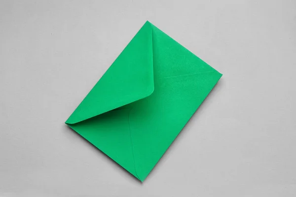 薄い背景に緑の紙の封筒 — ストック写真