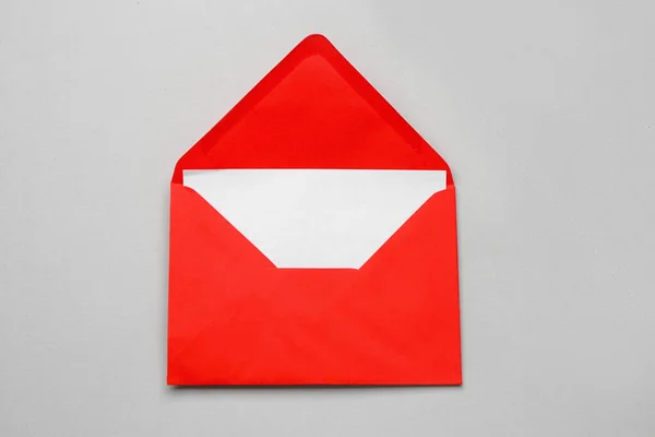 Envelope Papel Vermelho Com Cartão Fundo Claro — Fotografia de Stock