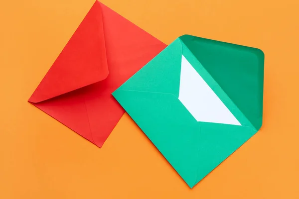 Envelopes Vermelho Verde Sobre Fundo Cor — Fotografia de Stock