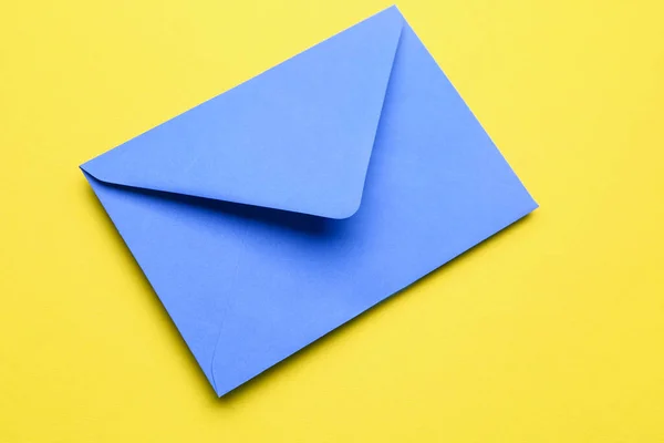 黄色の背景の青い封筒 — ストック写真