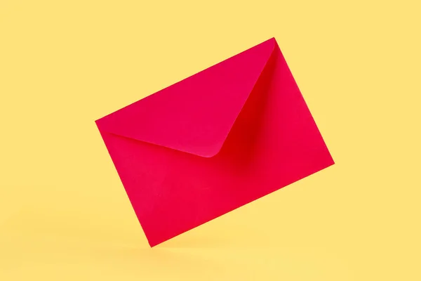 Envelope Papel Vermelho Fundo Amarelo — Fotografia de Stock