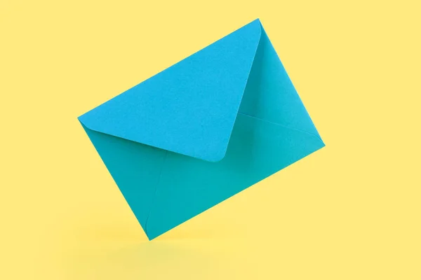 Kolorowa Koperta Papierowa Żółtym Tle — Zdjęcie stockowe