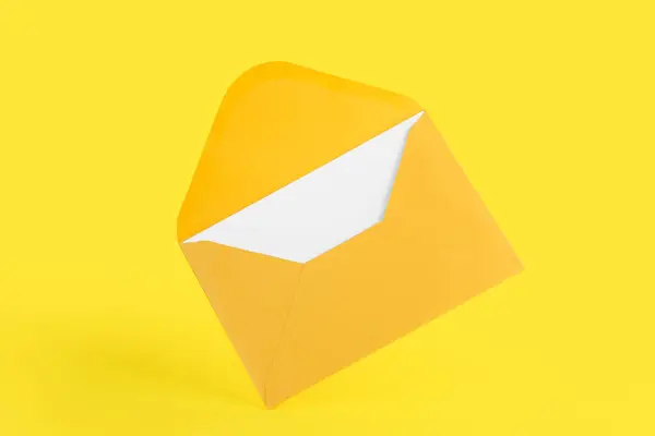 Envelope Papel Com Cartão Fundo Amarelo — Fotografia de Stock