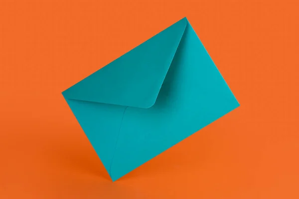 Kolorowa Koperta Papierowa Pomarańczowym Tle — Zdjęcie stockowe