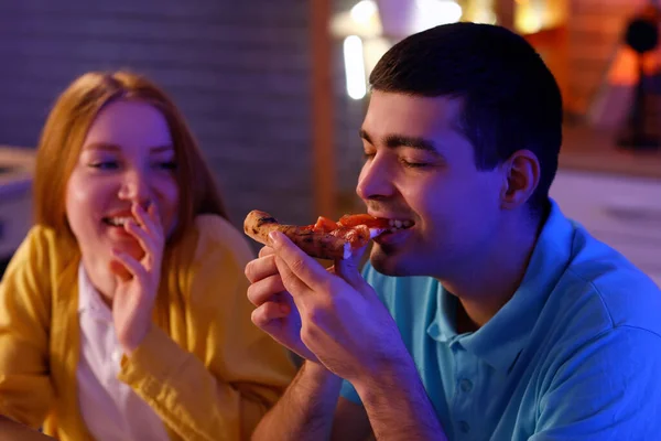 Young Couple Eating Tasty Pizza Kitchen Night Closeup — Stock Photo, Image